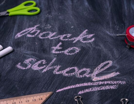 Cât cheltuiesc românii pentru începutul școlii: 2.500 de lei per copil, aproape de media globală ANALIZĂ