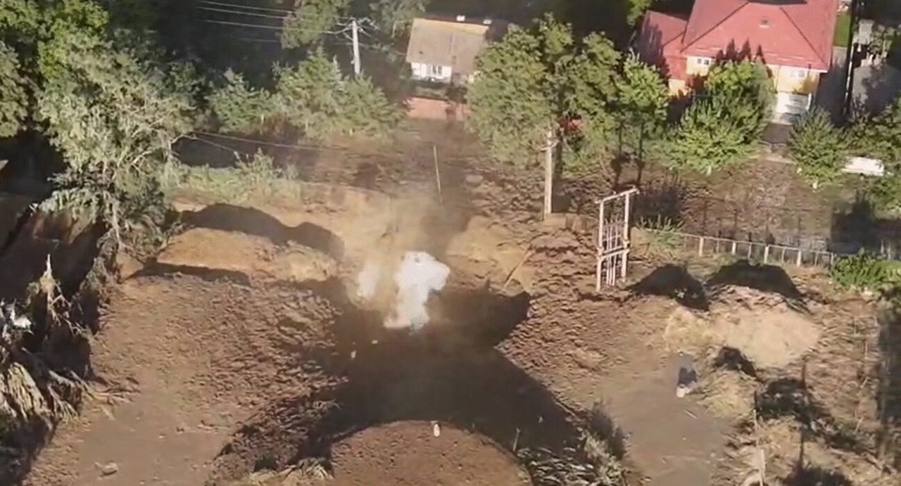 VIDEO Situație periculoasă în Amara. Un crater imens s-a format după ce o pungă de gaze a fost atinsă în timpul unor forări. Locuitorii, avertizați prin Ro-Alert