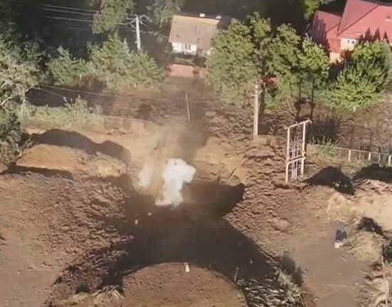 VIDEO Situație periculoasă în Amara. Un crater imens s-a format după ce o pungă de gaze a fost atinsă în timpul unor forări. Locuitorii, avertizați prin Ro-Alert