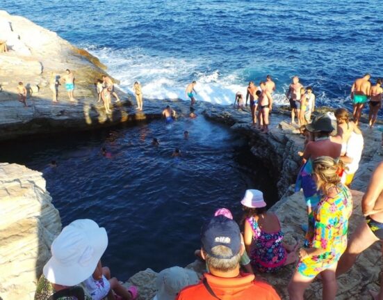 S-au săturat grecii de români? Turiștii se plâng că o simt pe pielea lor. „Doar la noi e invers”