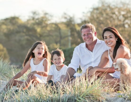 Documentul care-i ajută pe români să călătorească mai ușor în străinătate, alături de copii. Cum și unde se poate obține