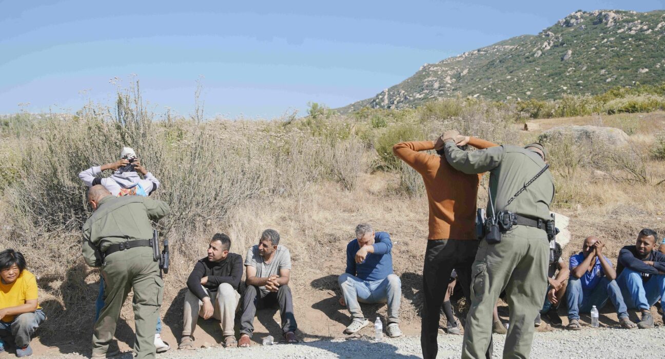 Procedura de expulzare accelerată a migranților utilizată de Administrația Trump, blocată în instanță