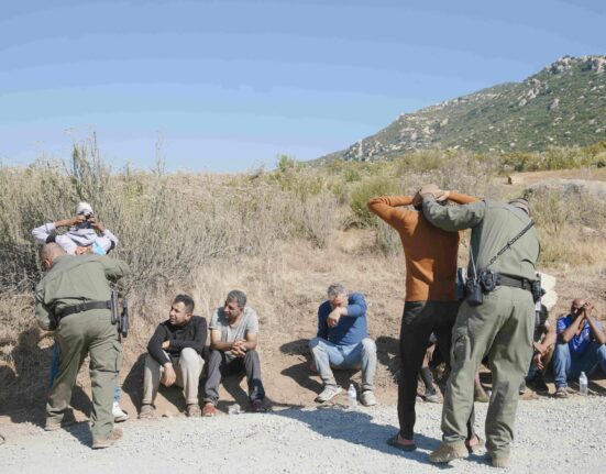 Procedura de expulzare accelerată a migranților utilizată de Administrația Trump, blocată în instanță