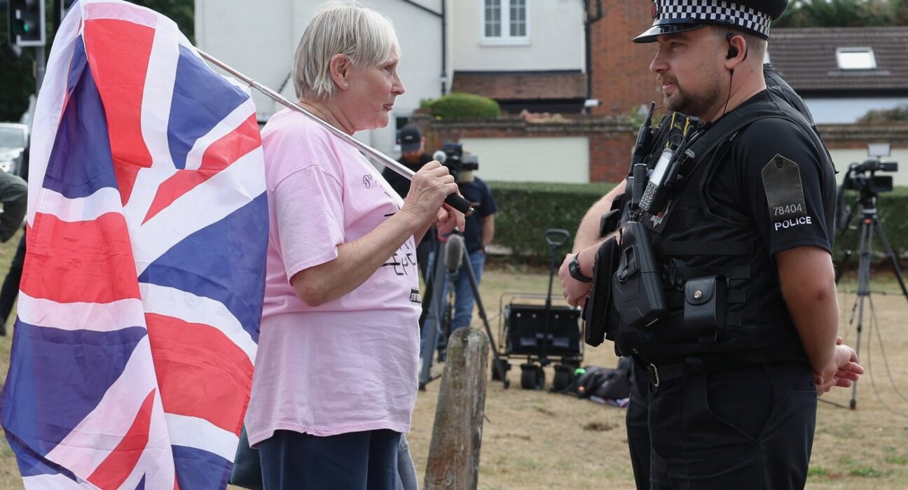 Protest cu violențe în Marea Britanie. Manifestația a avut loc în fața unui hotel devenit ținta mișcării anti-imigrație