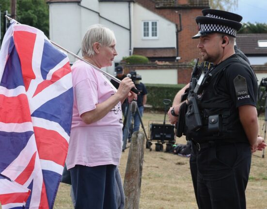 Protest cu violențe în Marea Britanie. Manifestația a avut loc în fața unui hotel devenit ținta mișcării anti-imigrație