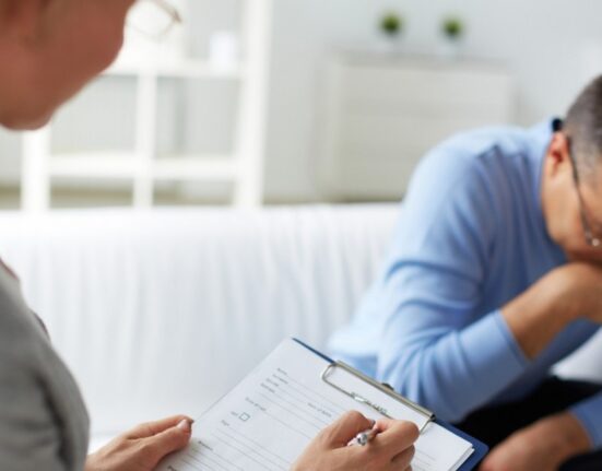 Pare un moft, dar nu e. Cât de importantă este consilierea psihologică în cazul bolnavilor de cancer: „Pacientul trece prin cinci faze”