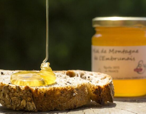 Mierea – îndulcitor natural cu beneficii pentru sănătate sau doar „zahăr mascat”?