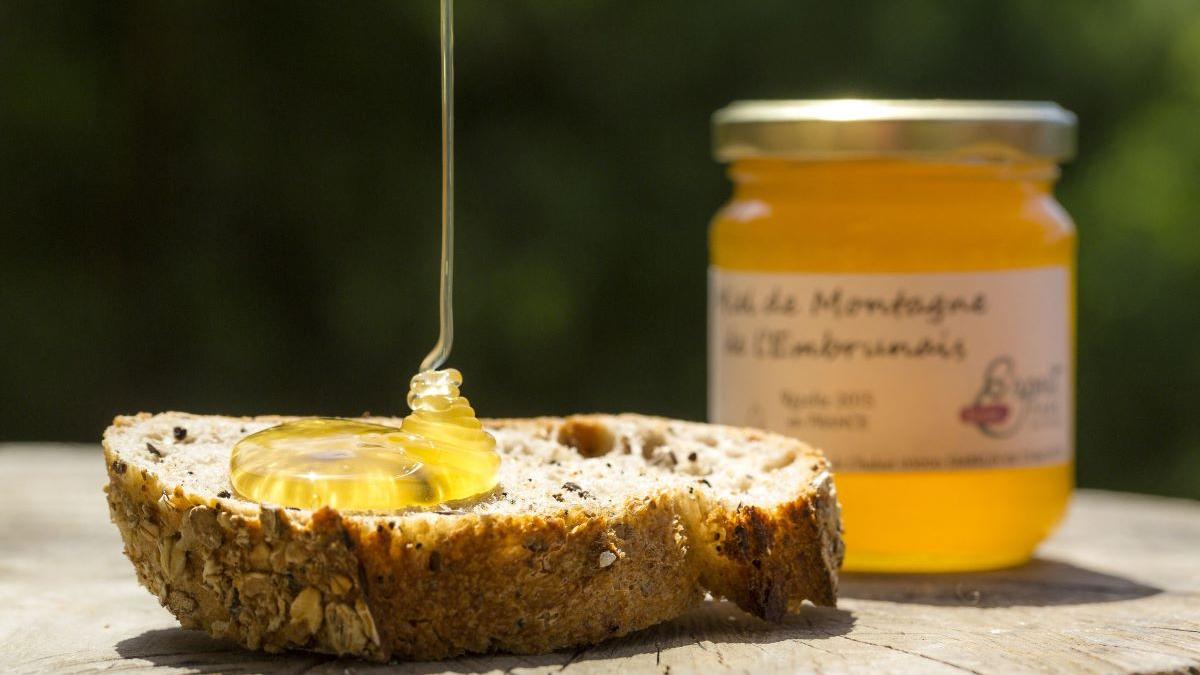 Mierea – îndulcitor natural cu beneficii pentru sănătate sau doar „zahăr mascat”?