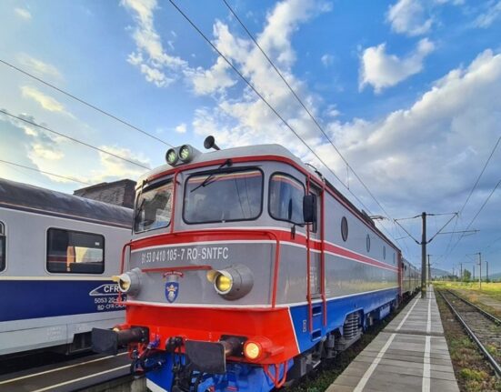 În ce condiții pot merge elevii gratuit cu trenul și cum își pot lua biletele și abonamentele