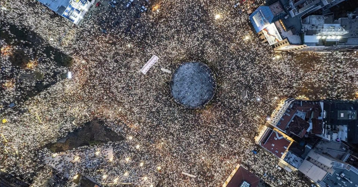 Mii de sârbi cer alegeri anticipate printr-un marș tăcut ce marchează 10 luni de la accidentul mortal din Novi Sad