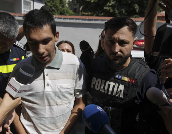 Bărbatul care l-a atacat pe livratorul străin în București, cercetat și pentru propagandă fascistă și legionară. Ce mesaje i-au găsit procurorii