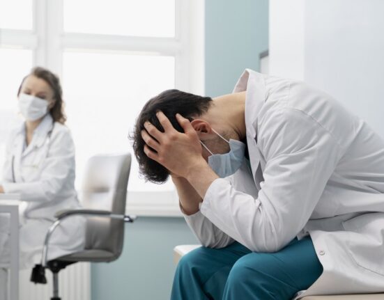 Biletul de trimitere pentru pacienții cronici, eliminat doar pe hârtie: „Degeaba avem reglementări dacă nu le aplicăm”