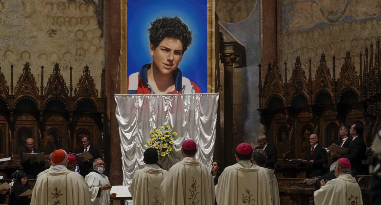 Un adolescent italian va deveni duminică primul sfânt catolic din generația milenialilor. Cine a fost Carlo Acutis, „influencerul lui Dumnezeu”