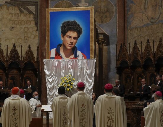 Un adolescent italian va deveni duminică primul sfânt catolic din generația milenialilor. Cine a fost Carlo Acutis, „influencerul lui Dumnezeu”