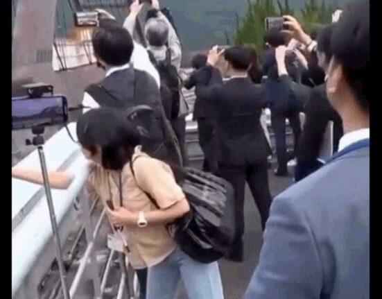 Muți de uimire. Reacția unor jurnaliști japonezi după ce un tren a trecut pe lângă ei cu 500 de km/h