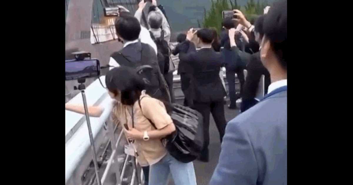 Muți de uimire. Reacția unor jurnaliști japonezi după ce un tren a trecut pe lângă ei cu 500 de km/h