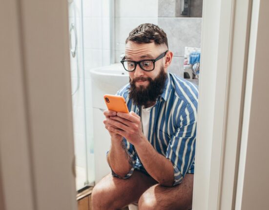 De ce nu ar trebui să folosești telefonul când stai pe toaletă. Avertismentul specialiștilor: „Scurtați timpul petrecut pe WC”
