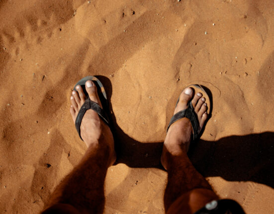 Ministerul unde angajații vin în șlapi la muncă. Ministru: Sunt mai speciali, consideră că e ok să vină ca la plajă