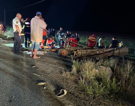 Două persoane și-au pierdut viața și trei au fost rănite, între care o tânără însărcinată, după ce o autoutilitară s-a ciocnit cu o căruță în județul Iași