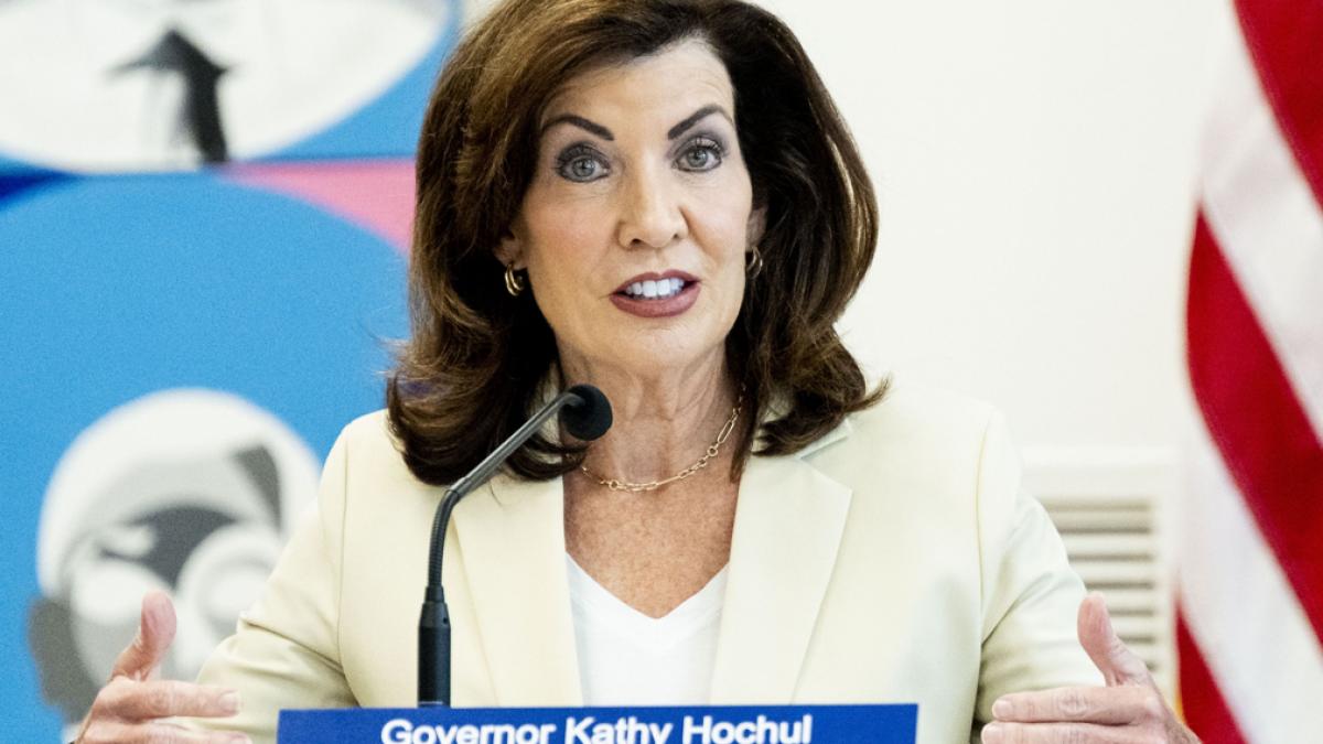 New York îi dă peste nas lui Trump și sfidează restricțiile la vaccinuri COVID