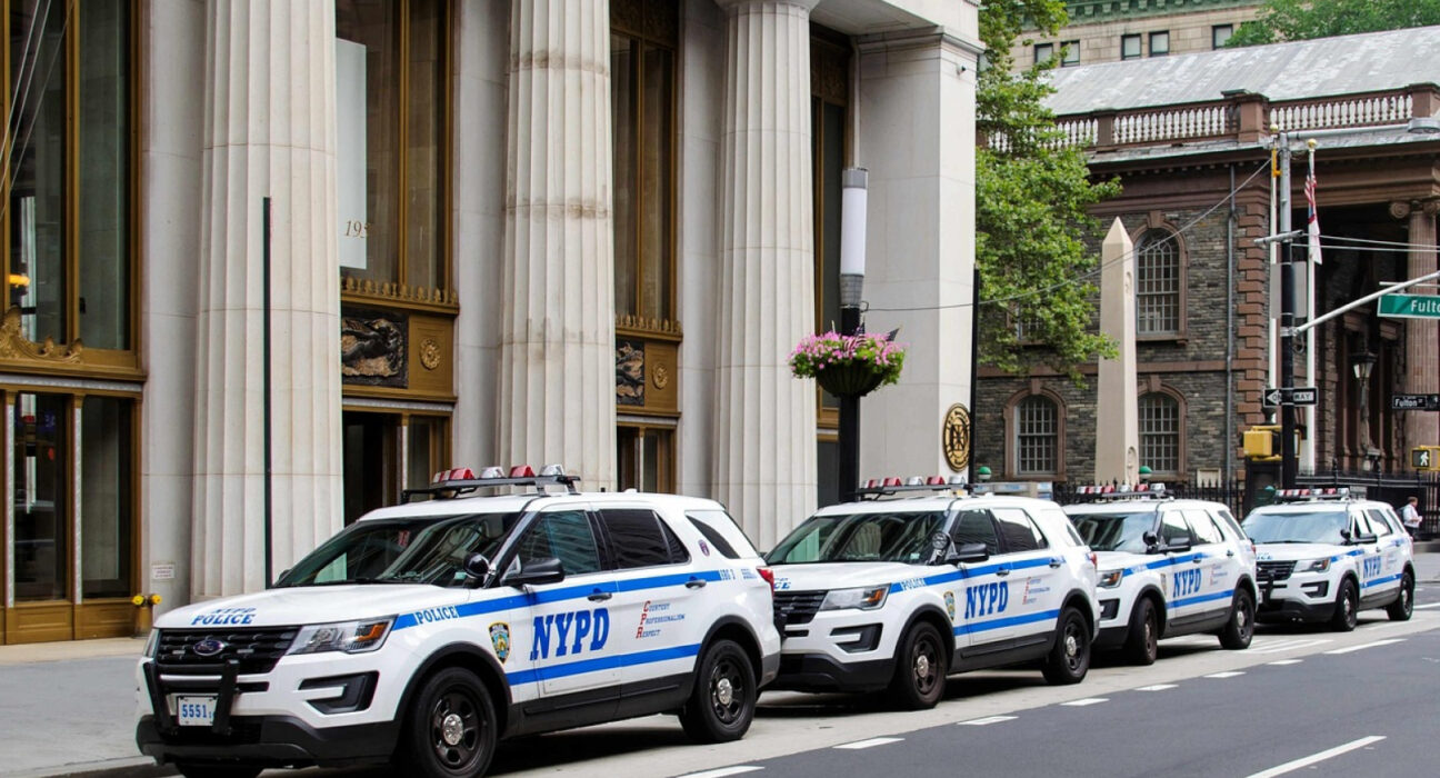 NYPD, criticat după ce a arestat un bărbat nevinovat identificat de AI. Nici măcar nu semăna cu suspectul