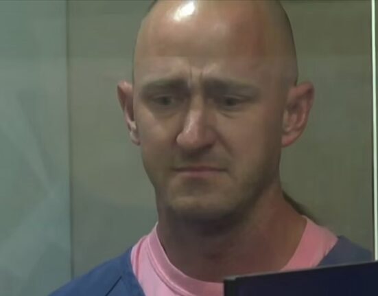 Un pilot a pledat vinovat după ce a încercat să oprească motoarele unui avion de pasageri în zbor