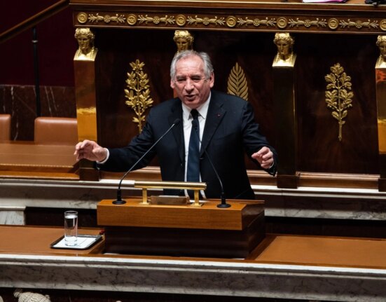 BREAKING – A căzut Guvernul în Franța: criza politică explodează în curtea președintelui Emmanuel Macron