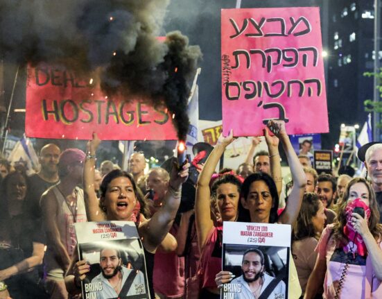 Israelul își apără bombardamentul din Qatar în fața familiilor ostaticilor, spunând că monitorizează „fiecare detaliu, mai ales în lumina evenimentelor din ultimele ore”