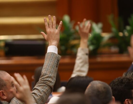 Scandal cu jigniri în plenul Parlamentului. „Porpagandist infect”/ „Dacă fac schimbare de sex ești mulțumit?”