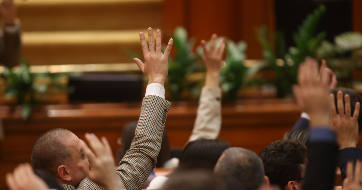 Scandal cu jigniri în plenul Parlamentului. „Porpagandist infect”/ „Dacă fac schimbare de sex ești mulțumit?”