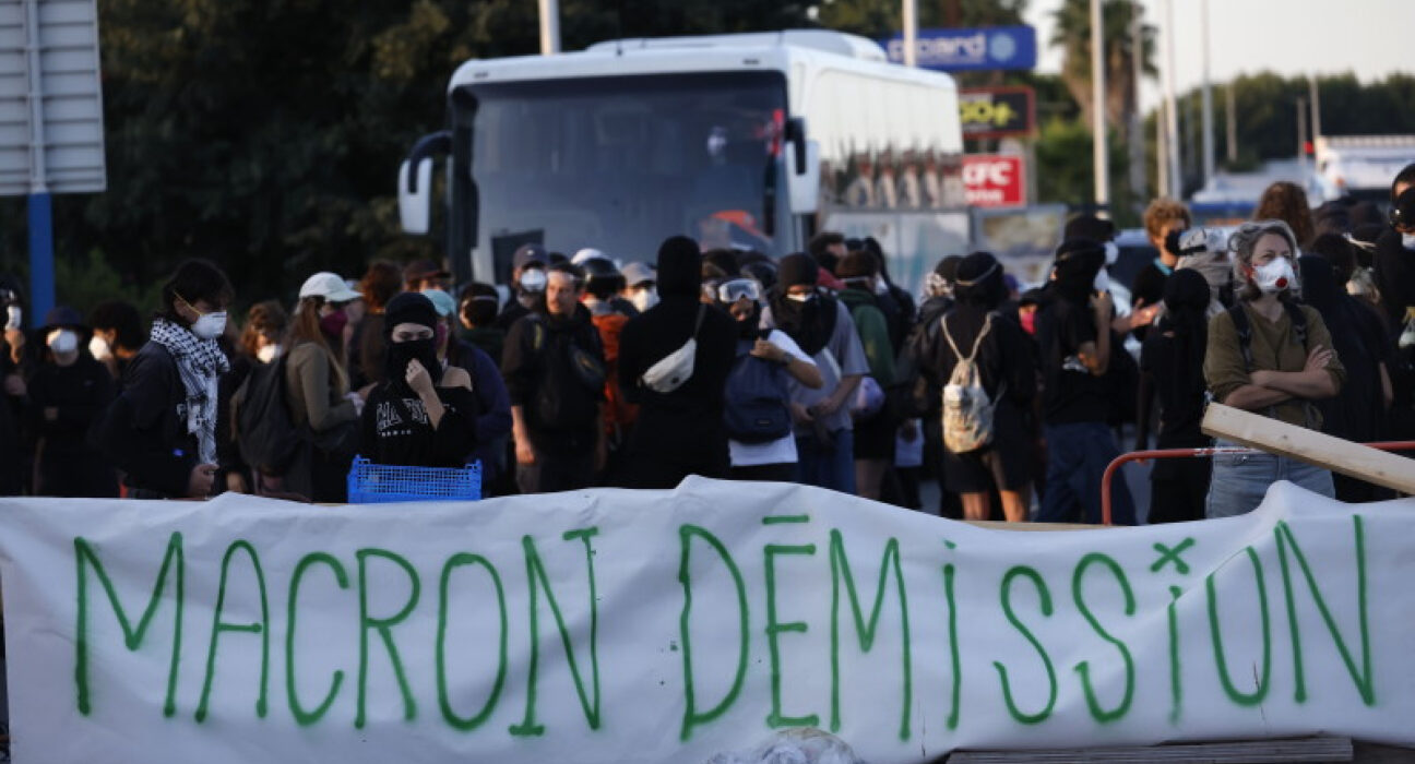 Mișcarea „Blocăm totul” produce haos în Franța: „Macron, demisia!”/ Încăierări cu forțele de ordine, autobuze în flăcări, șosele blocate. Intervine și fondatorul Telegram