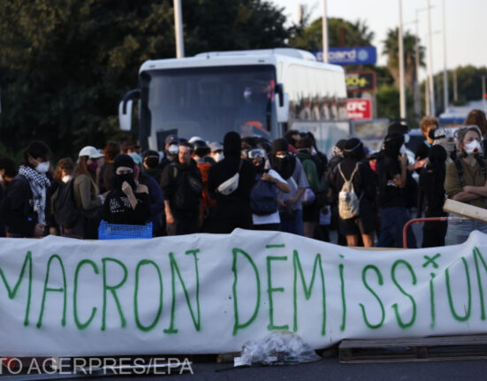 Mișcarea „Blocăm totul” produce haos în Franța: „Macron, demisia!”/ Încăierări cu forțele de ordine, autobuze în flăcări, șosele blocate. Intervine și fondatorul Telegram