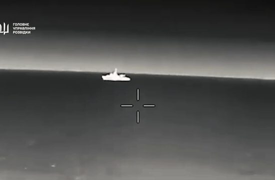 O rară navă de război rusă care patrula în Marea Neagră, lovită de o dronă, susține spionajul militar ucrainean și prezintă imagini video