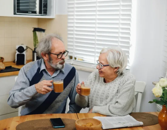 Ora la care este servit micul dejun poate indica starea de sănătate a persoanelor vârstnice