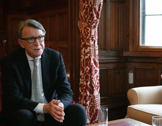 Ambasadorul britanic la Washington, demis cu scandal chiar înaintea vizitei lui Trump. Legăturile sale cu Jeffrey Epstein ar putea dinamita relaţiile cu SUA