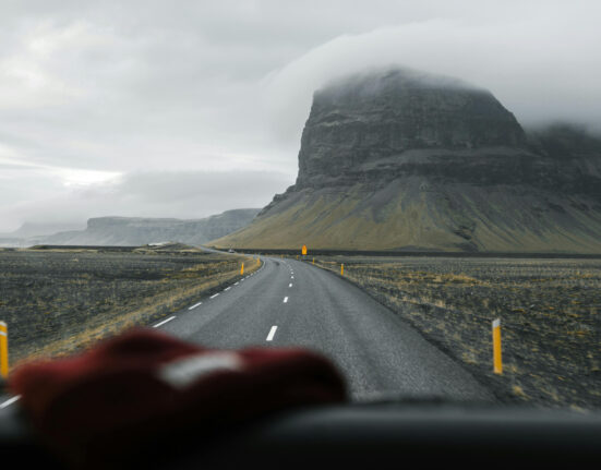 De ce se aburește parbrizul pe interior și cum scapi definitiv de problemă