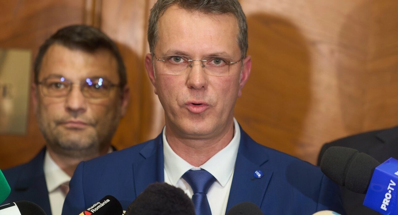 Va demisiona Ilie Bolojan în cazul în care CCR respinge Pachetul 2? Ionuț Moșteanu (USR) face scut și respinge ideea unui guvern tehnocrat: ‘Nu are cine să-l înlocuiască’