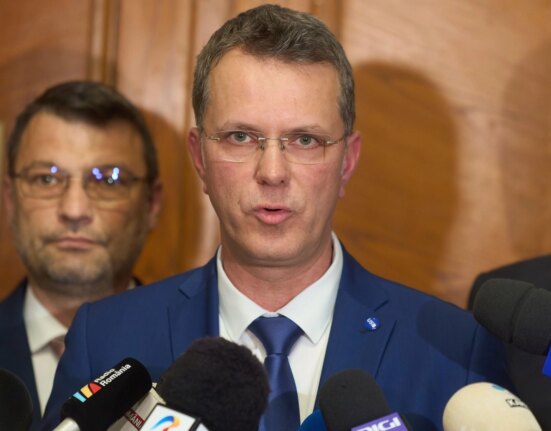 Va demisiona Ilie Bolojan în cazul în care CCR respinge Pachetul 2? Ionuț Moșteanu (USR) face scut și respinge ideea unui guvern tehnocrat: ‘Nu are cine să-l înlocuiască’