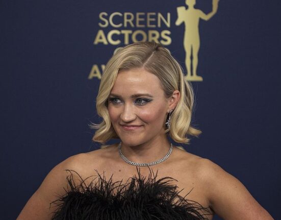 Actrița Emily Osment din serialul „Hannah Montana” a divorțat de muzicianul Jack Farina