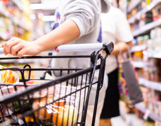 Contre în coaliţie pe renunţarea la plafonarea adaosului comercial la alimentele de bază: Guvernul confirmă decizia, PSD se opune