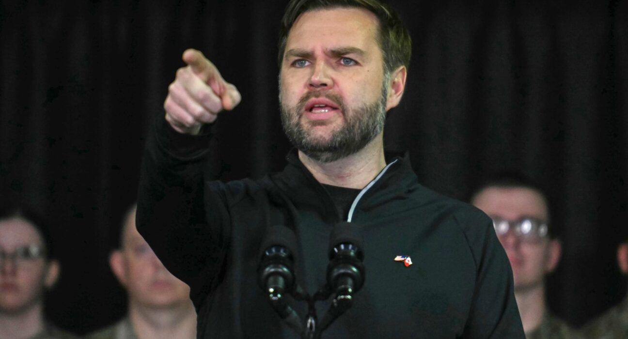 JD Vance: „Când cineva celebrează moartea lui Kirk, confruntați-l. Sunați-i și șeful”