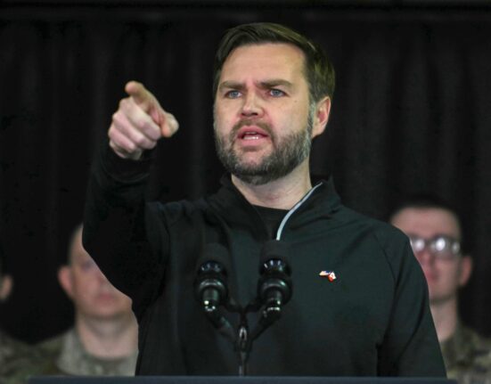 JD Vance: „Când cineva celebrează moartea lui Kirk, confruntați-l. Sunați-i și șeful”