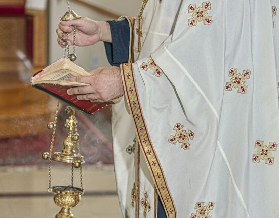 Preot acuzat de violență domestică. Și-a bătut soția și fiul de 17 ani de două ori într-o zi