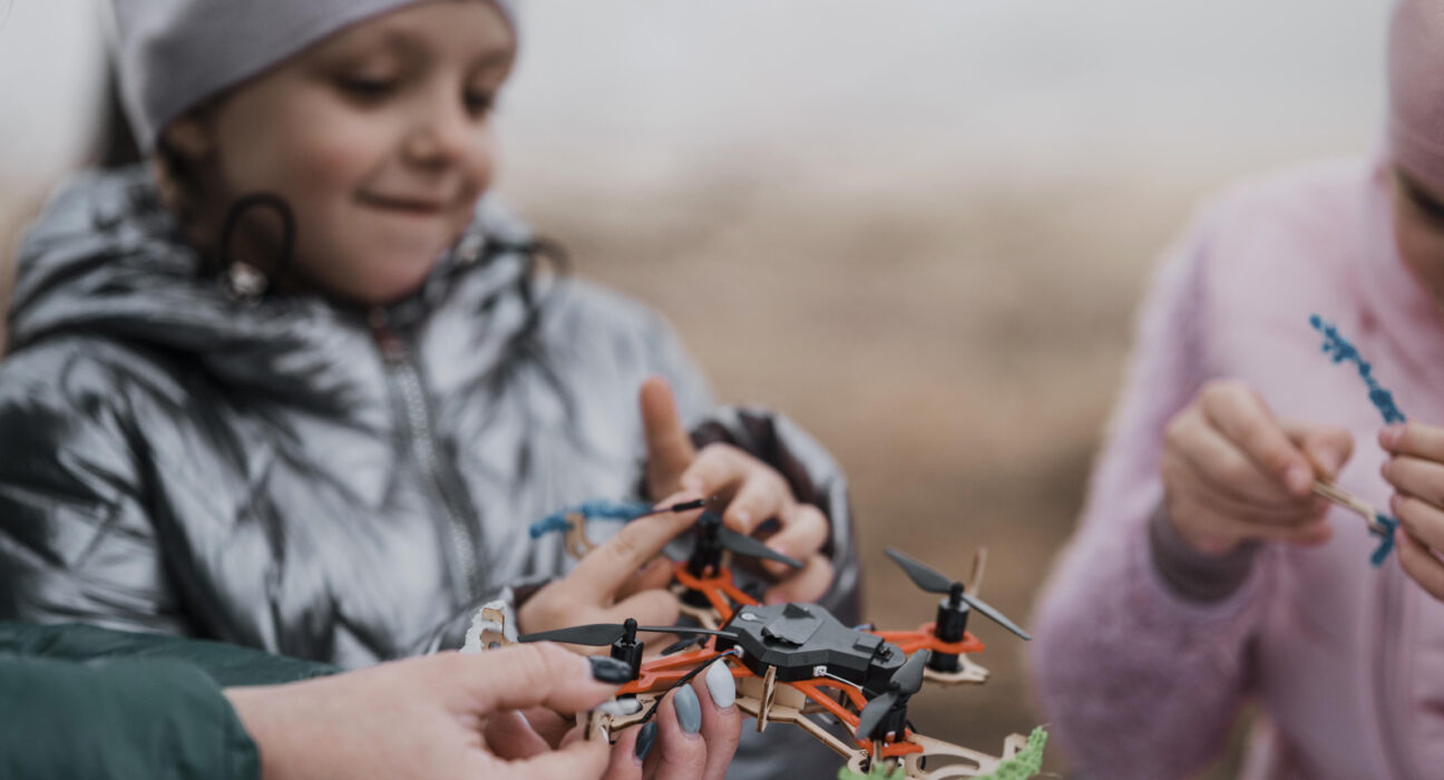 Lituania deschide școli unde copiii învață să opereze drone