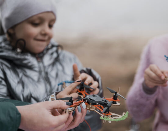 Lituania deschide școli unde copiii învață să opereze drone