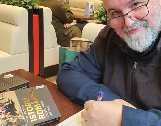 Șuetă cu istoricul Ovidiu Pecican: „Fără a ști pe ce depozite de averi stăm, ne subestimăm, folosim mersul piticului, ne vindem ieftin, ba uneori ne dăm chiar pe gratis!”