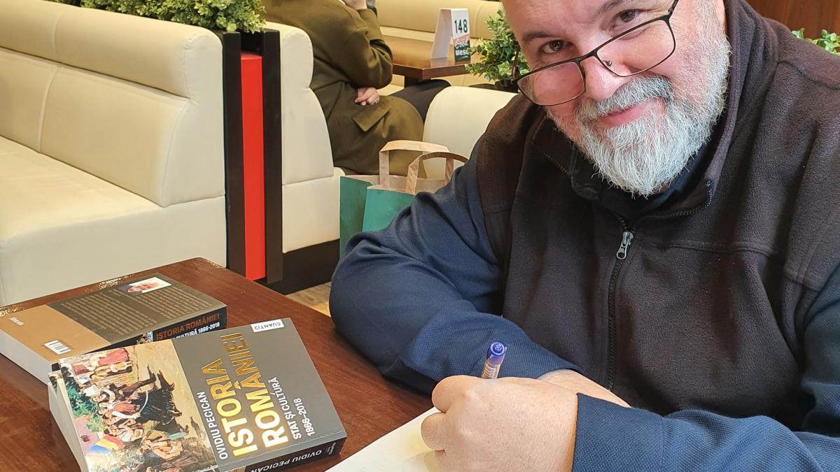 Șuetă cu istoricul Ovidiu Pecican: „Fără a ști pe ce depozite de averi stăm, ne subestimăm, folosim mersul piticului, ne vindem ieftin, ba uneori ne dăm chiar pe gratis!”