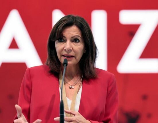 Primarul Parisului a cheltuit zeci de mii de euro pe haine de lux și peste 100.000 de euro pe călătorii. Reacția instituției