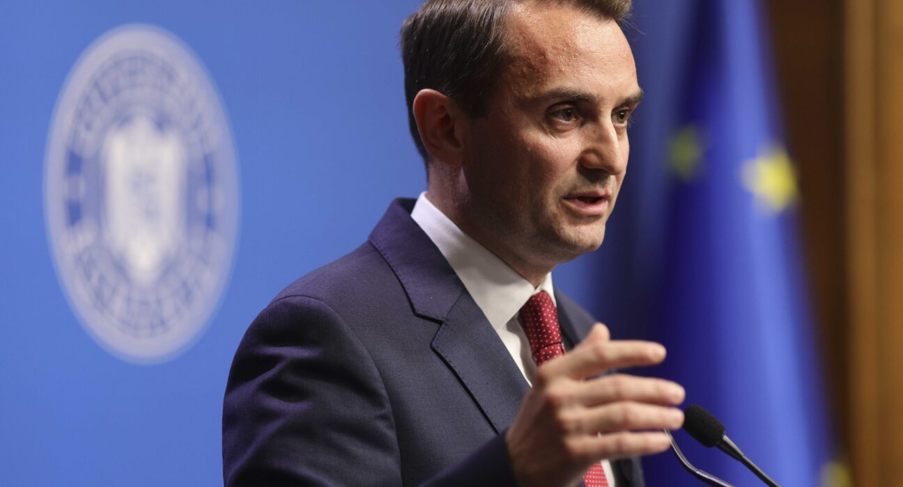 Guvernul vrea să știe care angajați au participat la protestul împotriva măsurilor de austeritate ca să dispună „suspendarea plății salariului”. Sindicatele acuză reflexe autoritare și țintesc spre „omul care a aterizat direct de la Orad