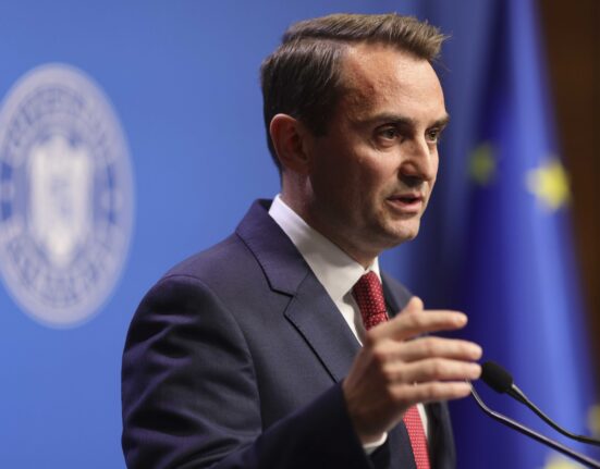 Guvernul vrea să știe care angajați au participat la protestul împotriva măsurilor de austeritate ca să dispună „suspendarea plății salariului”. Sindicatele acuză reflexe autoritare și țintesc spre „omul care a aterizat direct de la Orad